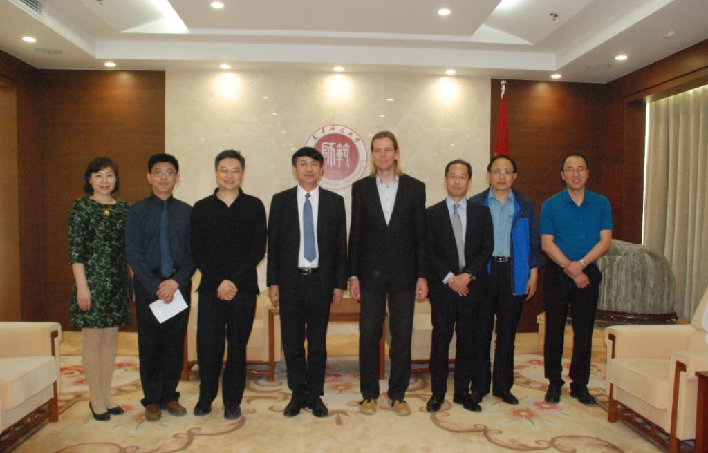 校长钟英华与参会学者合影留念